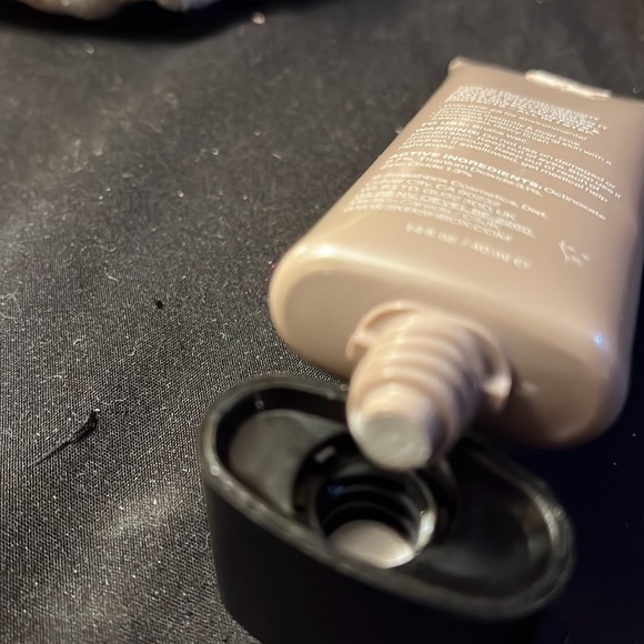 Smashbox HALO Healthy Glow All-In-One Tinted Moisturizer Broad Spectrum SPF 25 - Picture 4 of 4